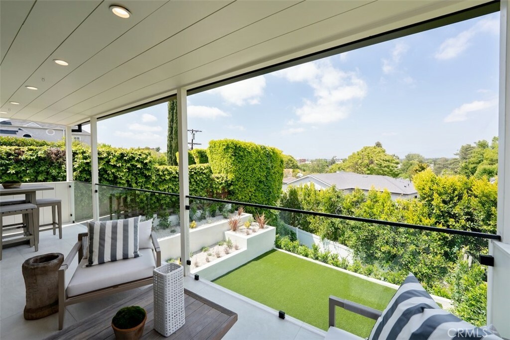 Property Photo: 13817 Valley Vista Boulevard CA 91423