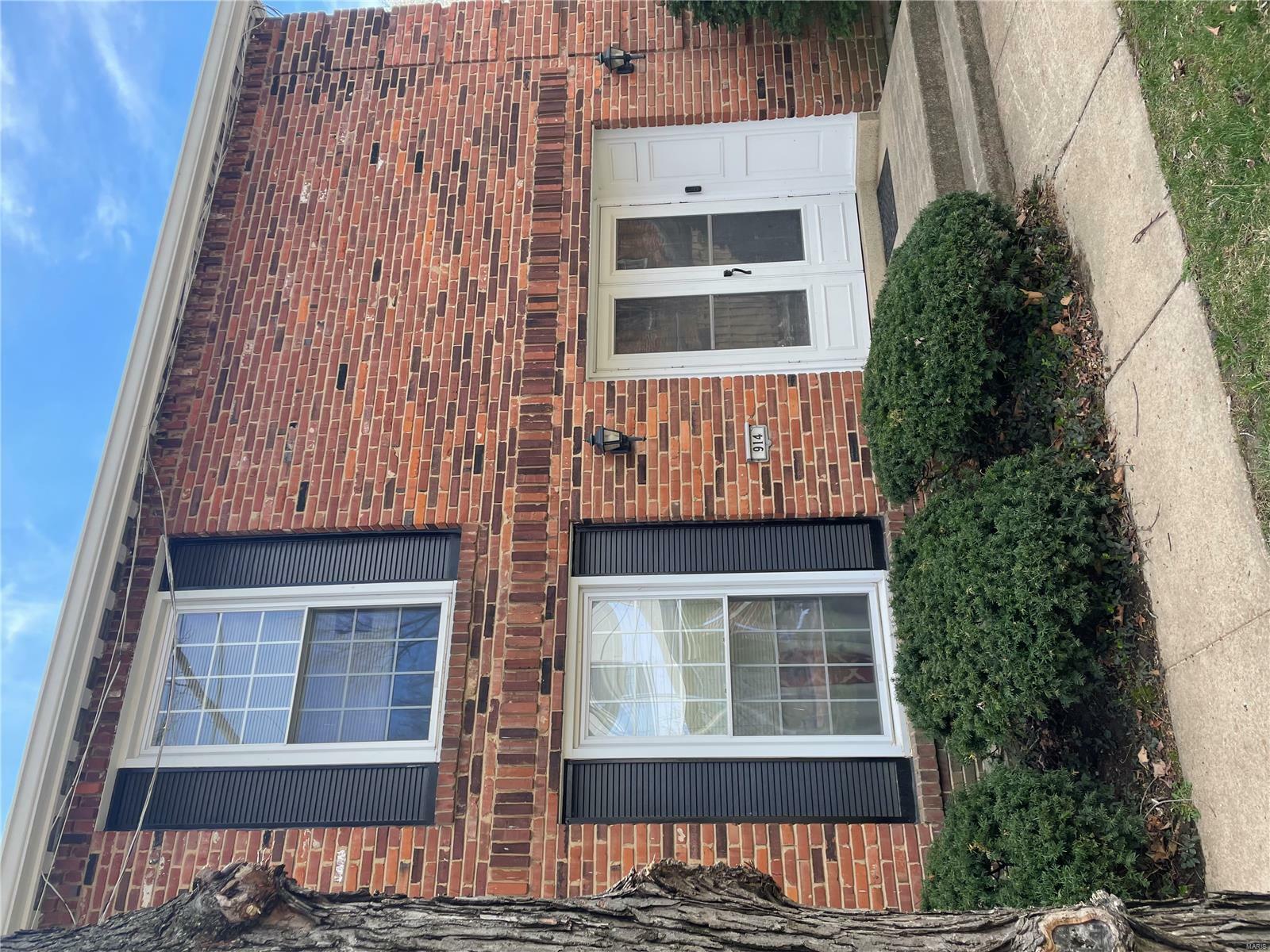 Property Photo: 914 Forestlac Court MO 63141
