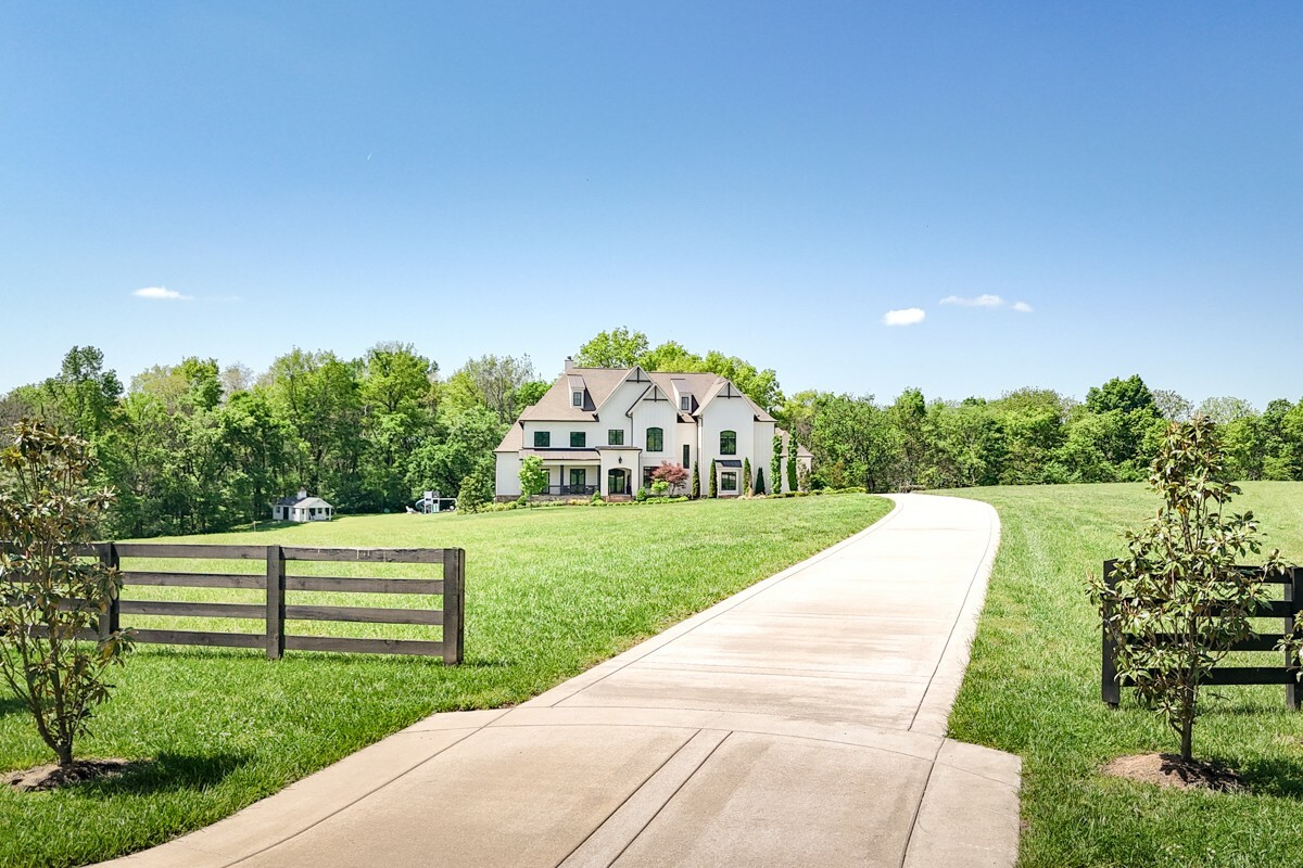 Property Photo: 5026 Hilltop Ln TN 37046