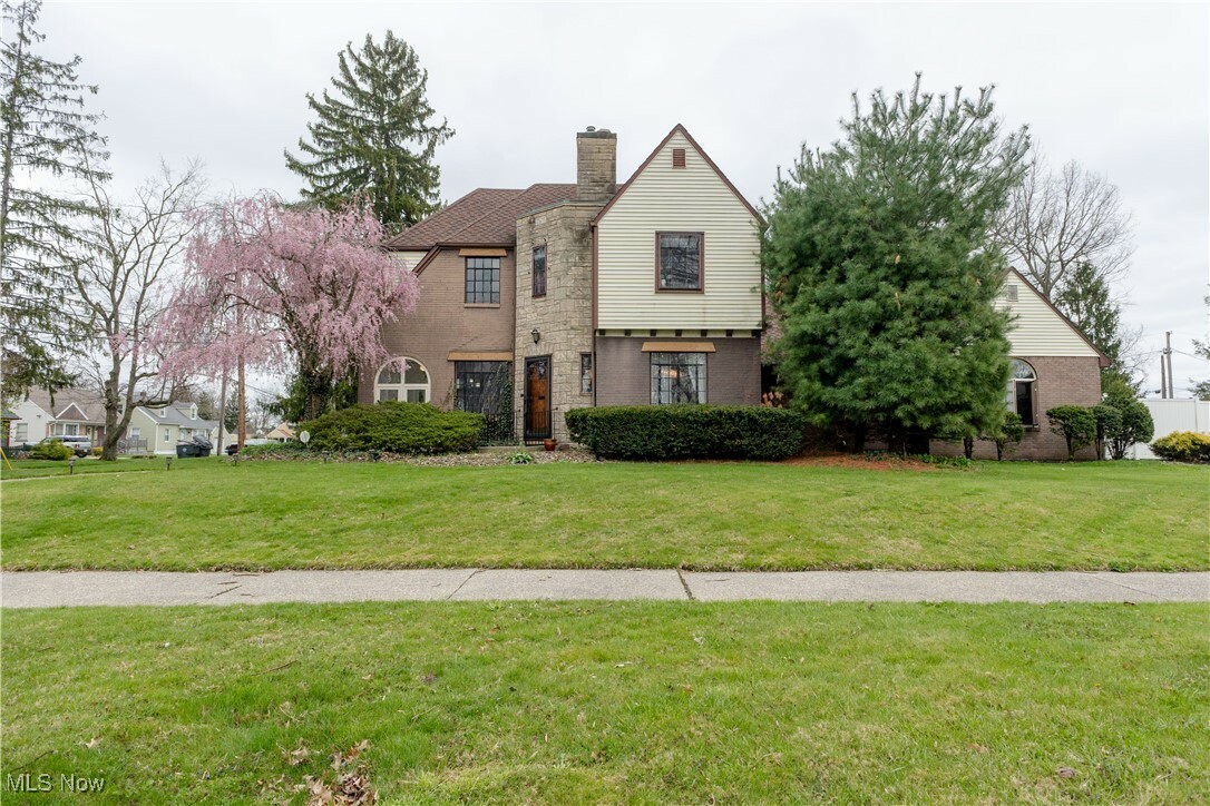 Property Photo: 254 Genesee Avenue NE OH 44483
