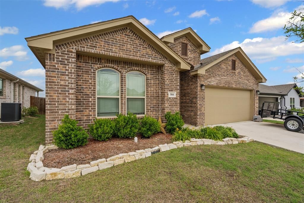 Property Photo: 504 Adams Court TX 76085