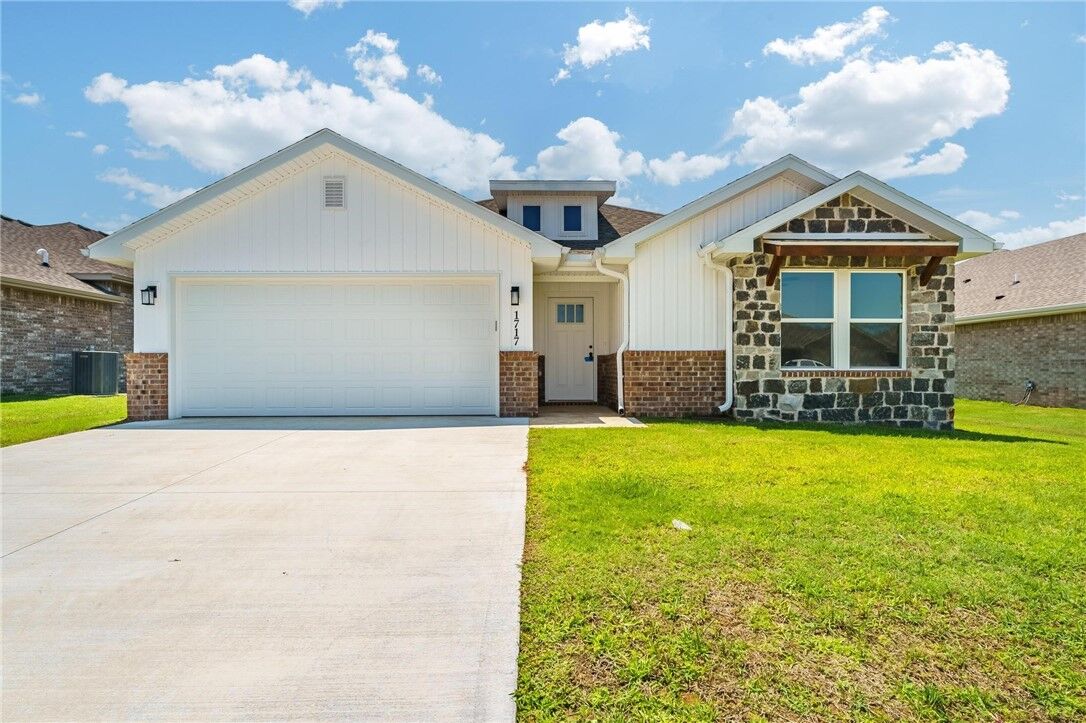 Property Photo:  1717 Edwards Street  AR 72751 