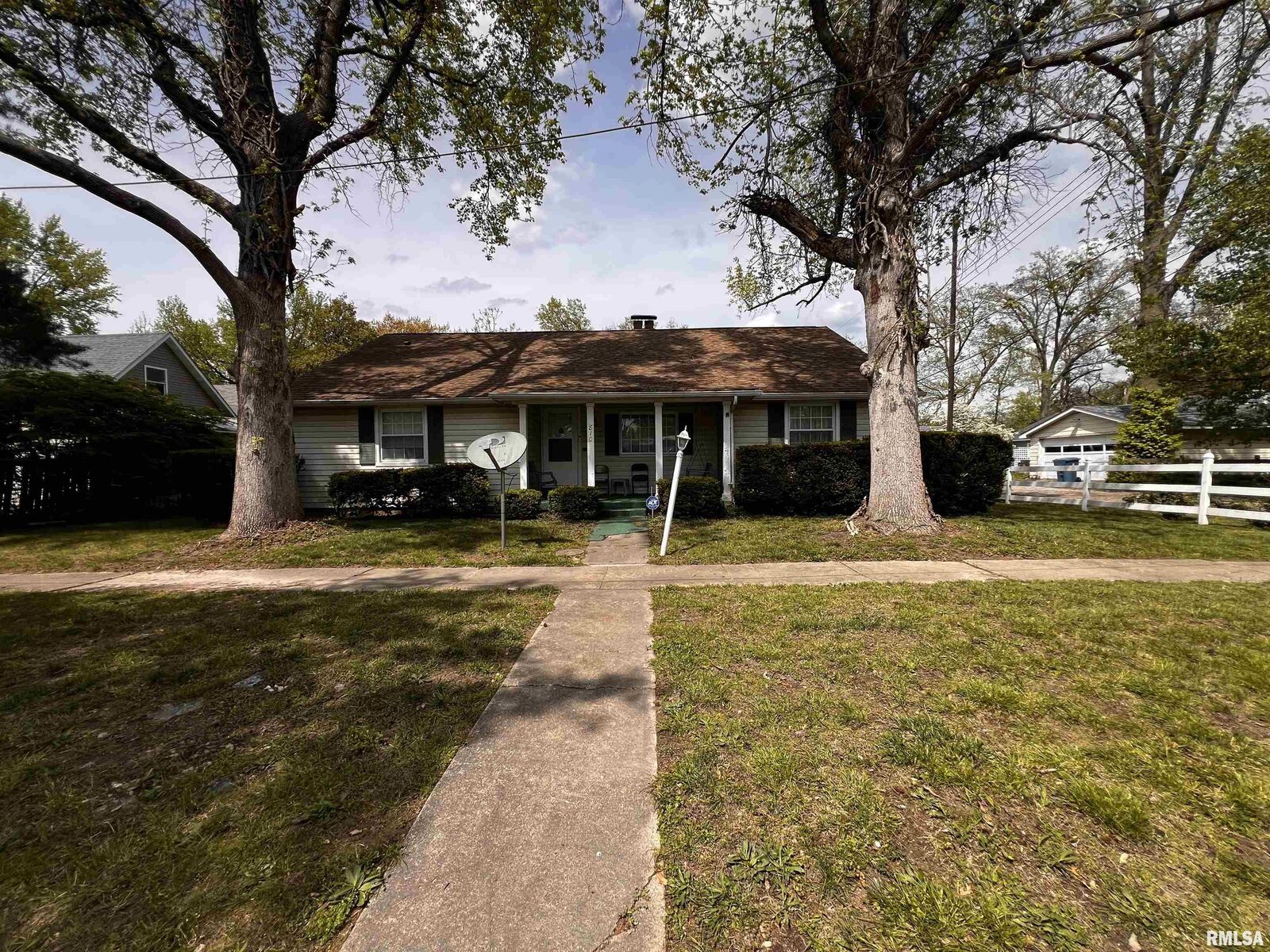 Property Photo:  810 E 7th Street  IL 62801 