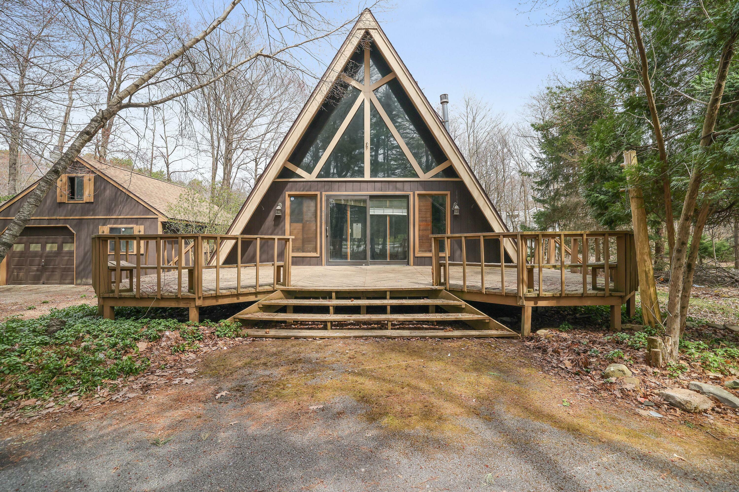 Property Photo:  915 Cricket Lane  PA 18334 