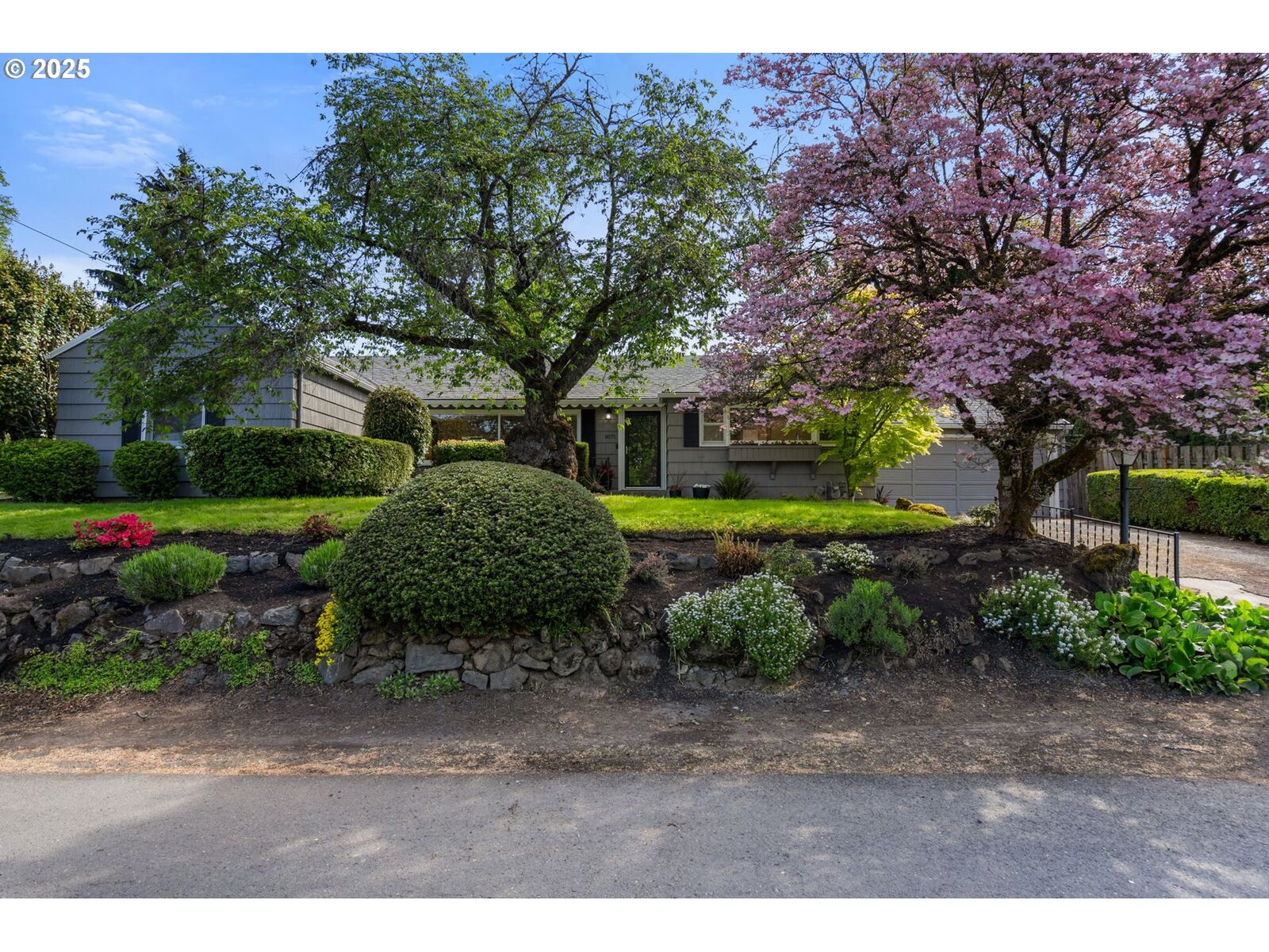 Property Photo: 8075 SW Valley View Ct OR 97225