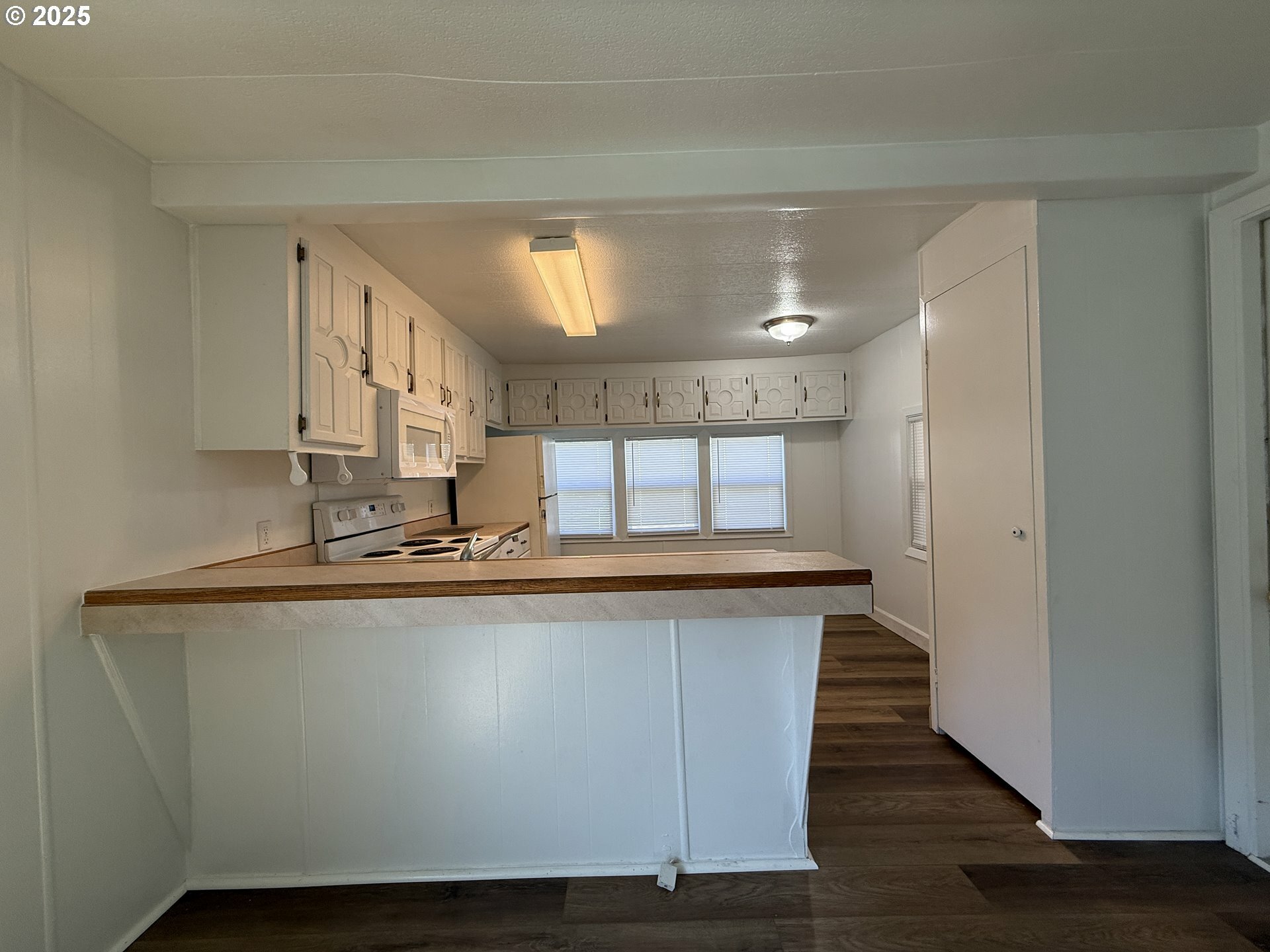 Property Photo: 98090 W Benham Ln 7 OR 97415