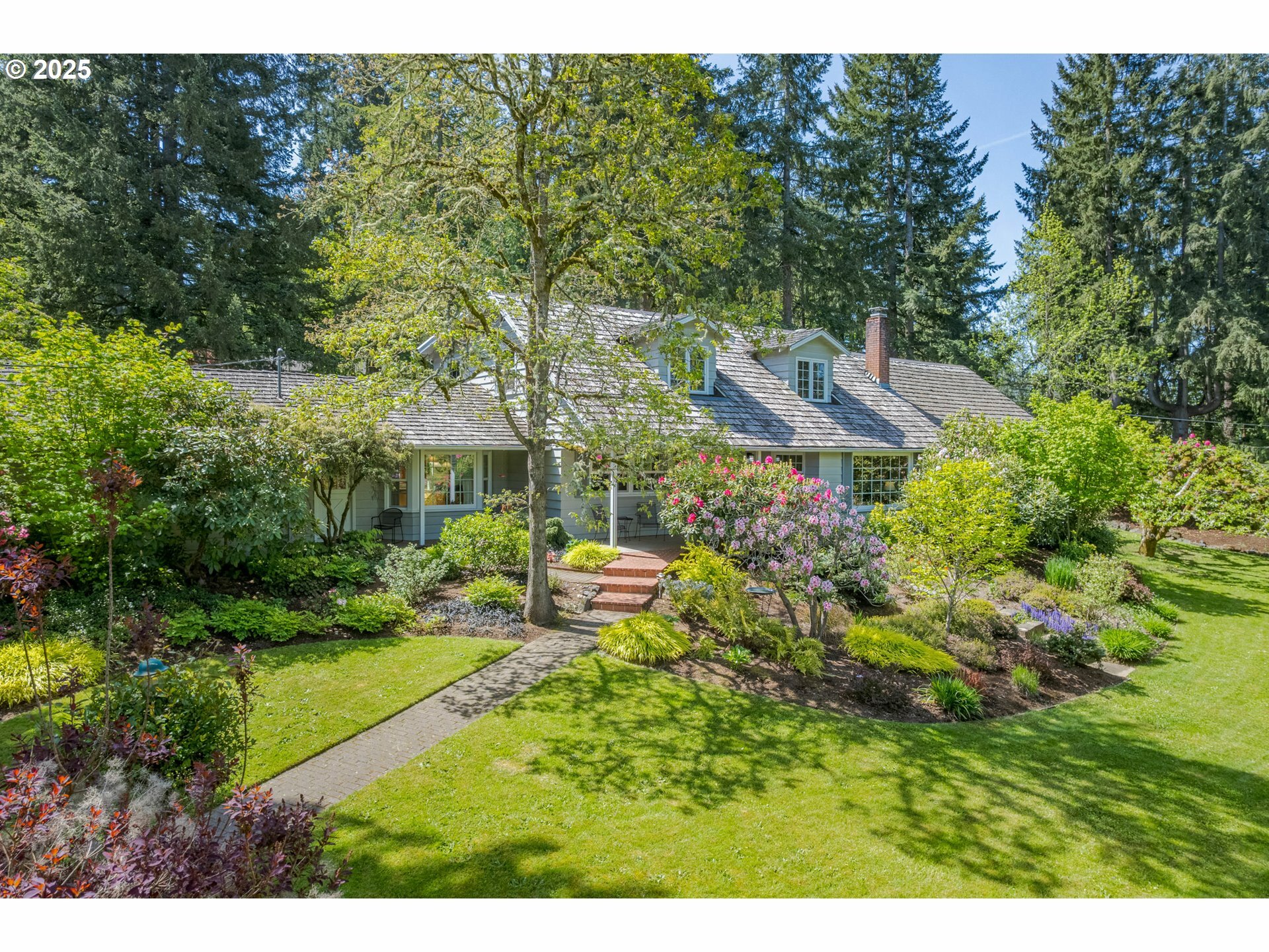 Property Photo: 888 Crest Dr OR 97405