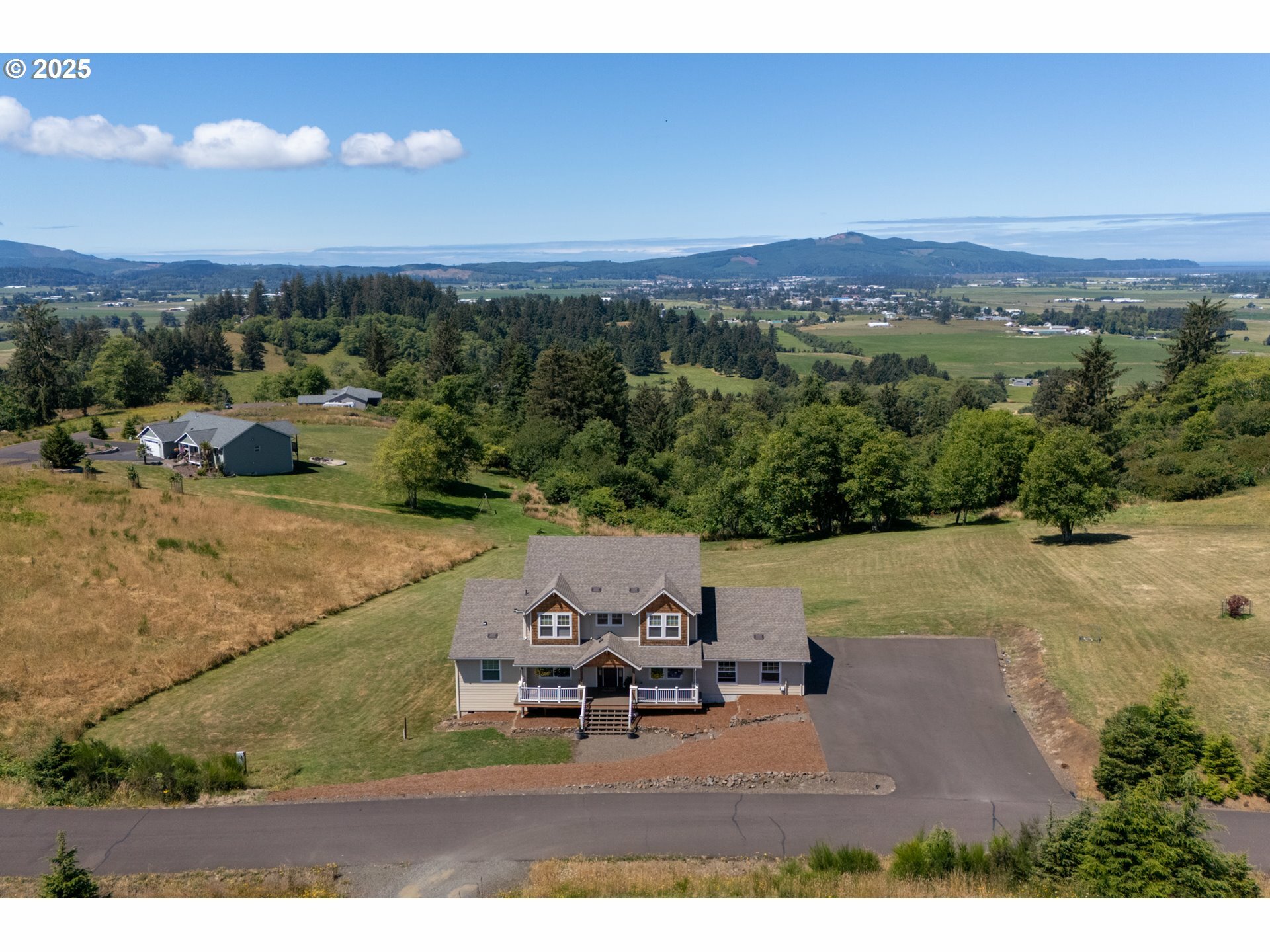 Property Photo: 810 Marvin Rd OR 97141