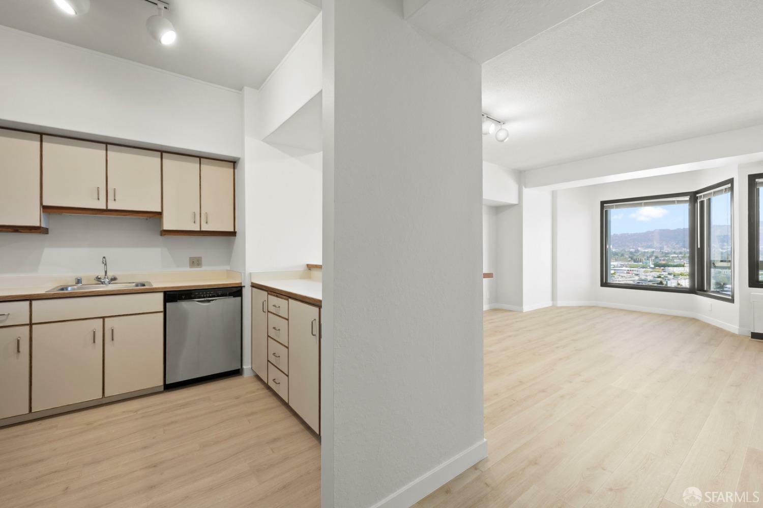 Property Photo: 6363 Christie Avenue 1823 CA 94608