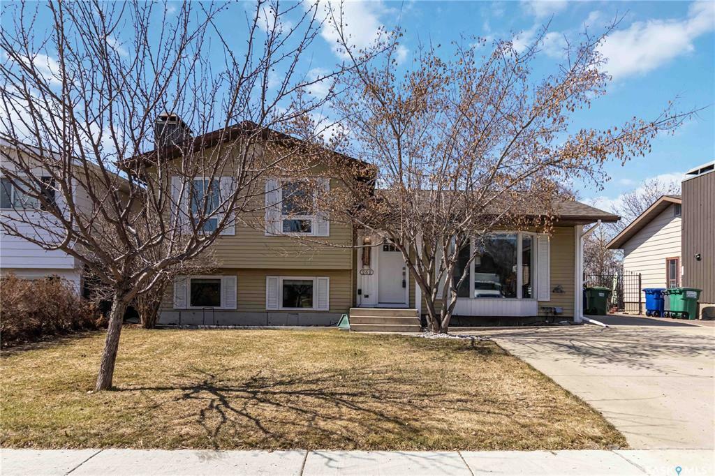 Property Photo: 262 Wrigley Crescent SK S7M 4Y4