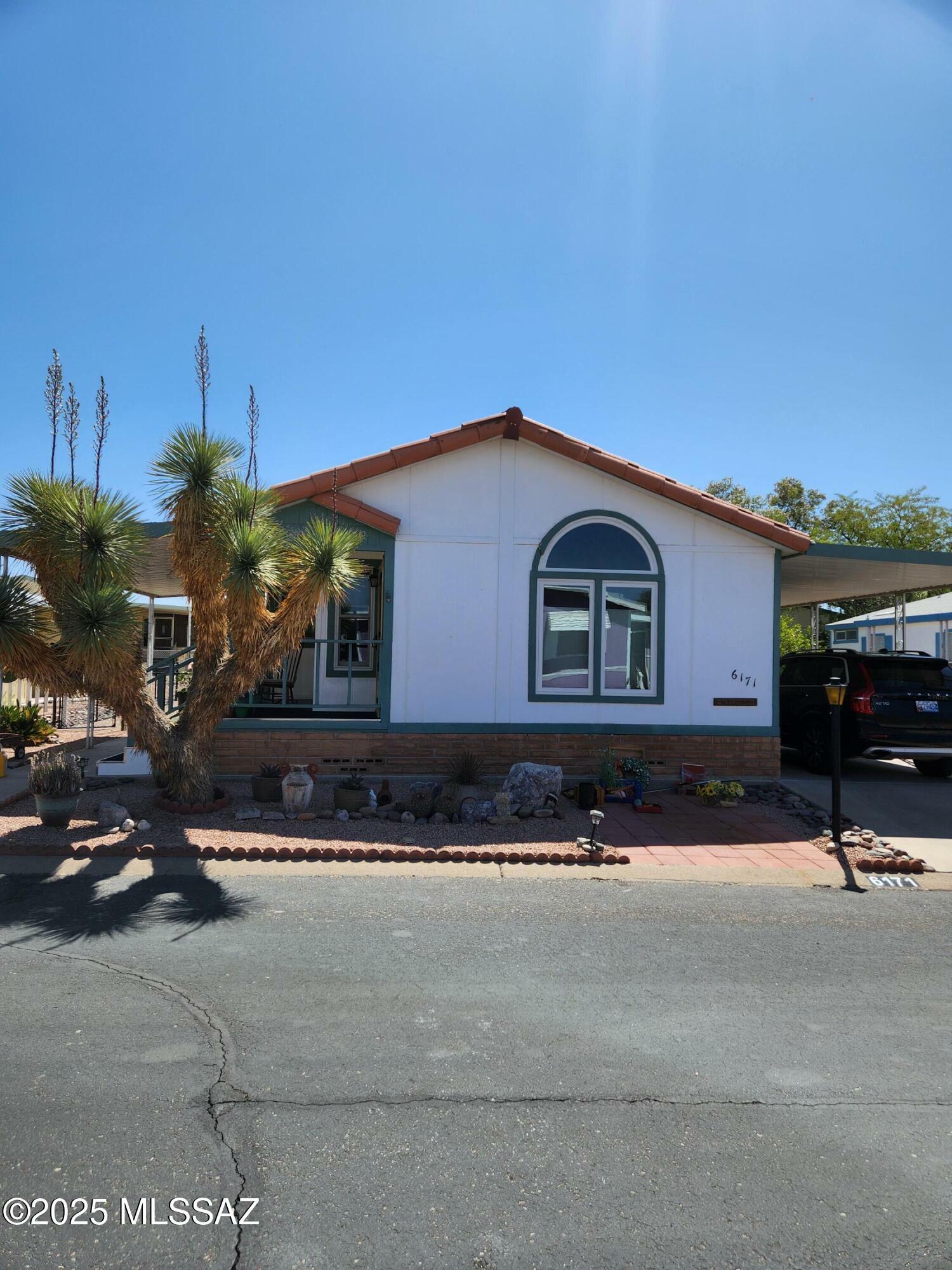 Property Photo: 6171 S Foxhunt Drive AZ 85746