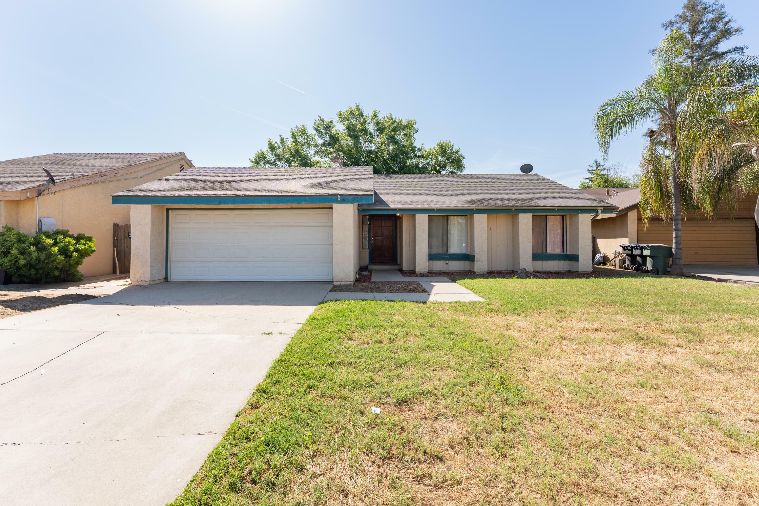 Property Photo: 1930 E Andrea Court CA 93292