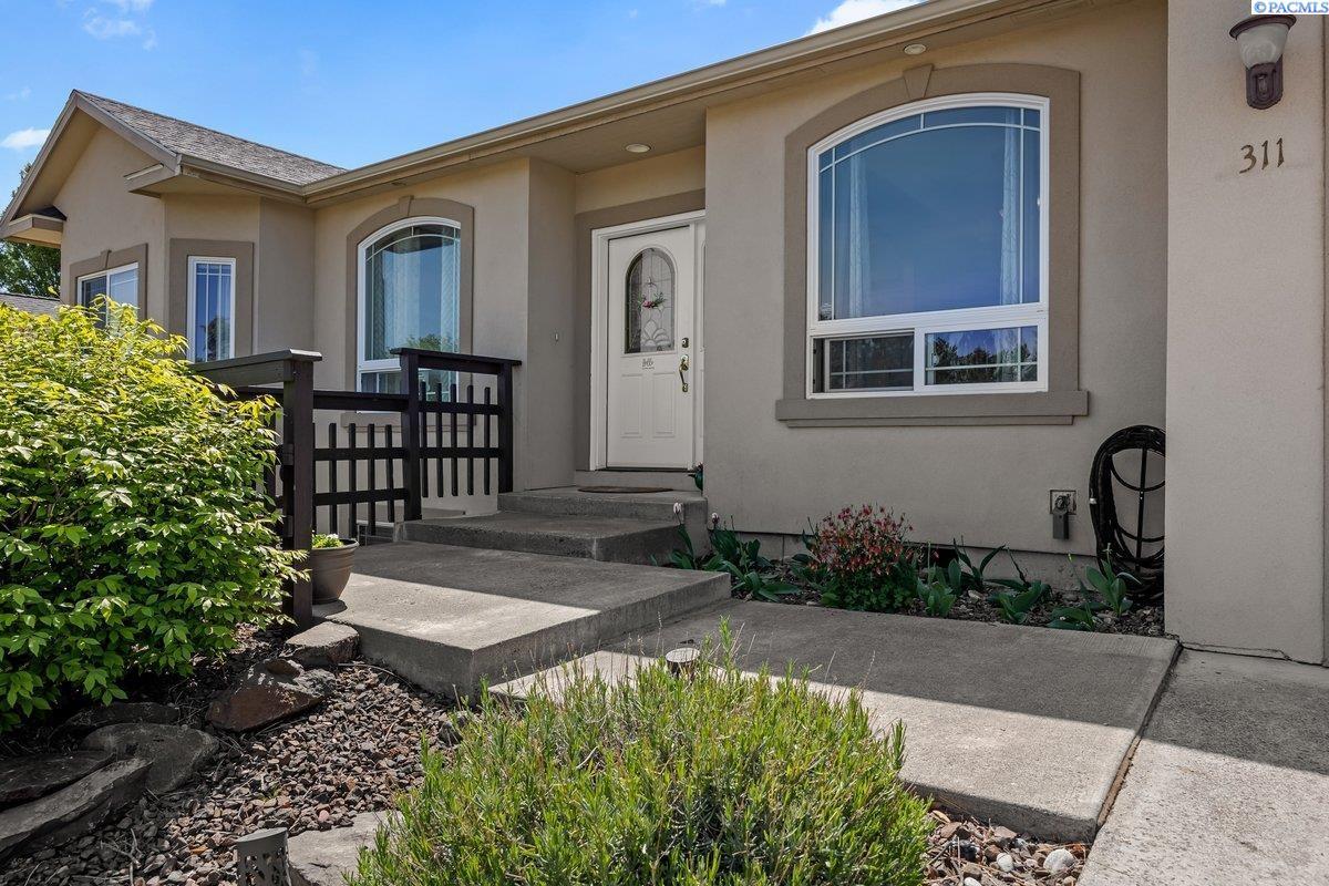 Property Photo: 311 Tieton St WA 99352