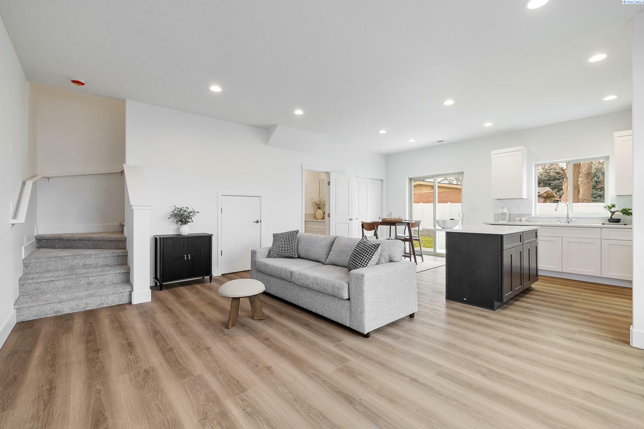 Property Photo: 1008 S Underwood Pl WA 99337