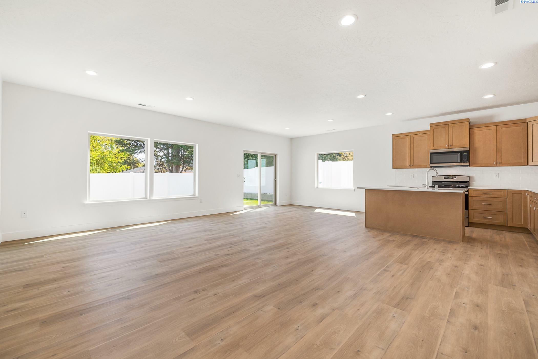 Property Photo: 1119 S Underwood Pl WA 99337