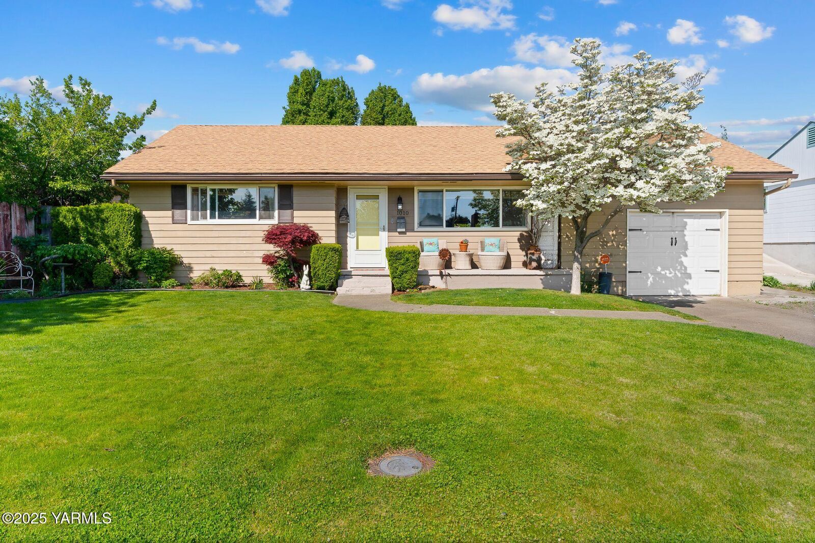 Property Photo:  1010 S 27th Ave  WA 98902 