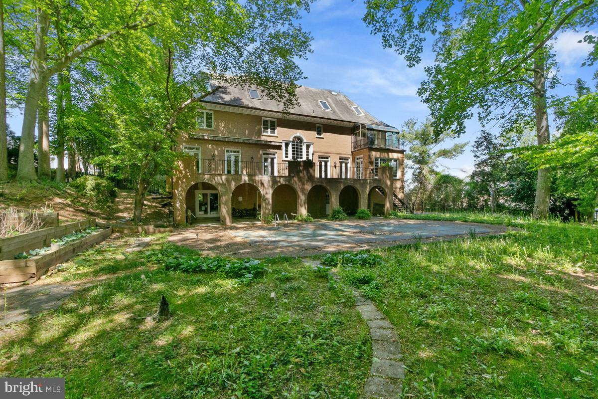 Property Photo: 613 Rivercrest Drive VA 22101