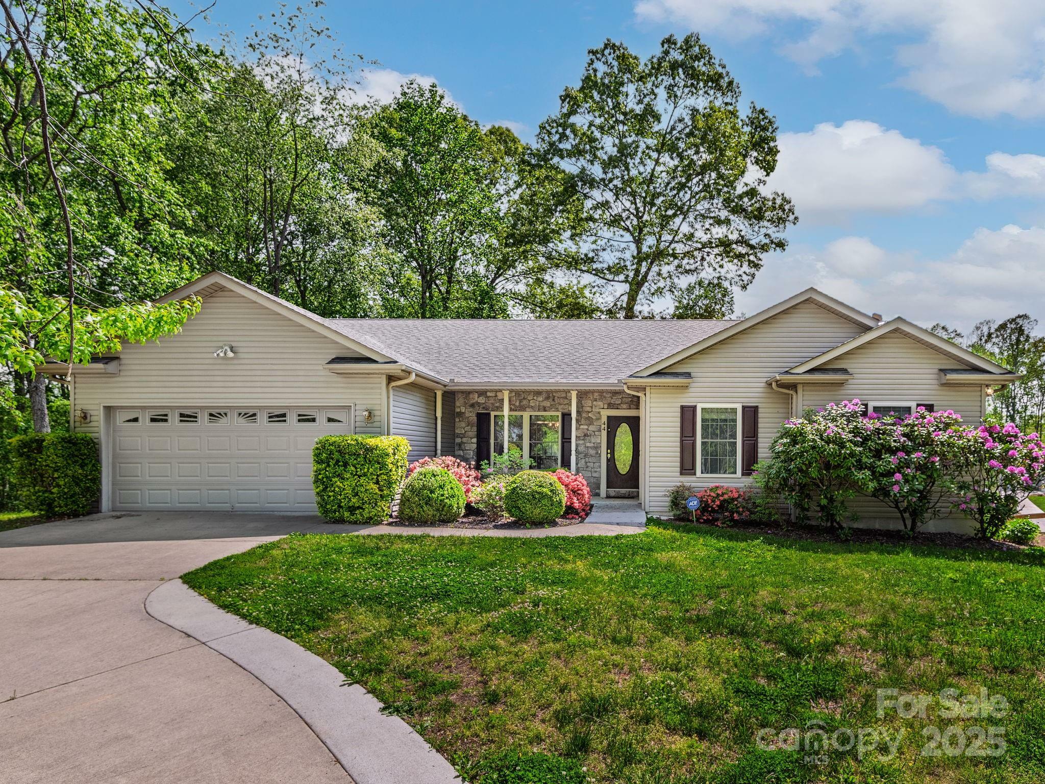 Property Photo: 44 Sunnyview Terrace NC 28806