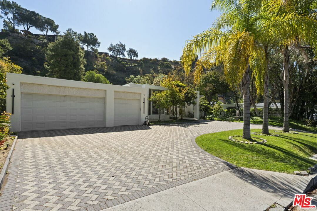 Property Photo: 1860 Loma Vista Dr CA 90210