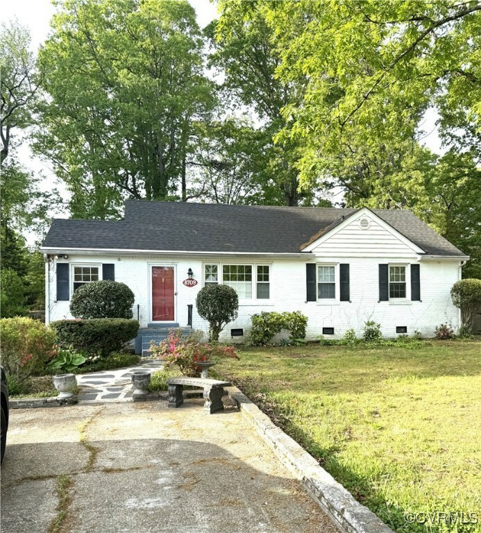Property Photo: 8709 Avalon Drive VA 23229