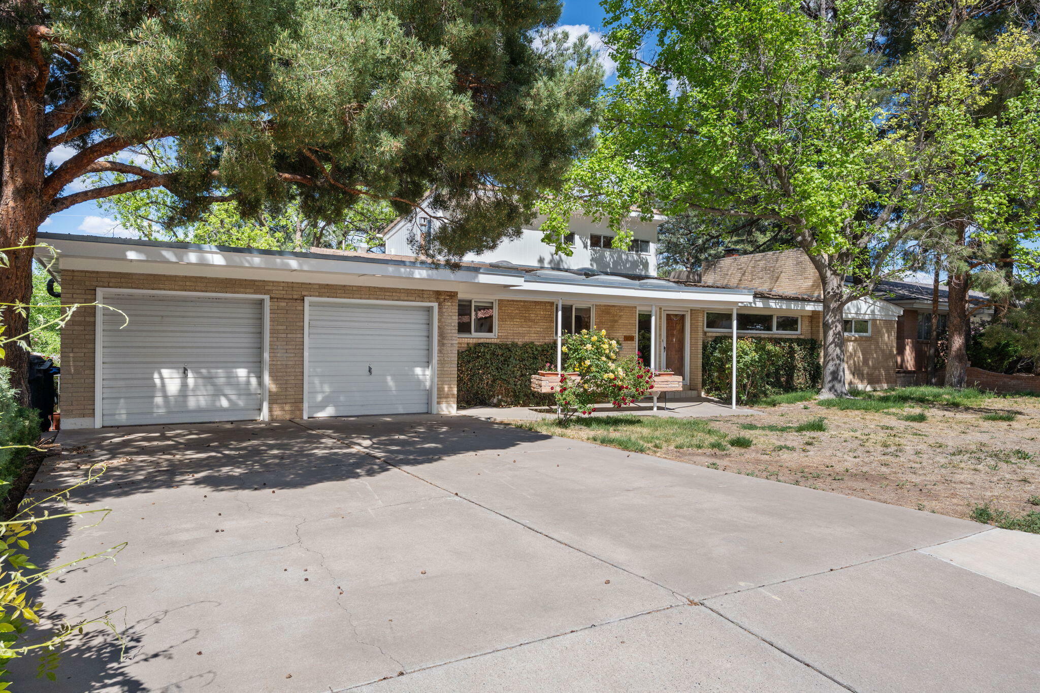 Property Photo: 904 Idlewilde Lane SE NM 87108