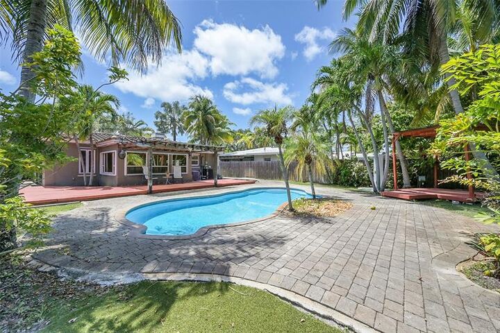 Property Photo:  1434 NE 16th Ave  FL 33304 