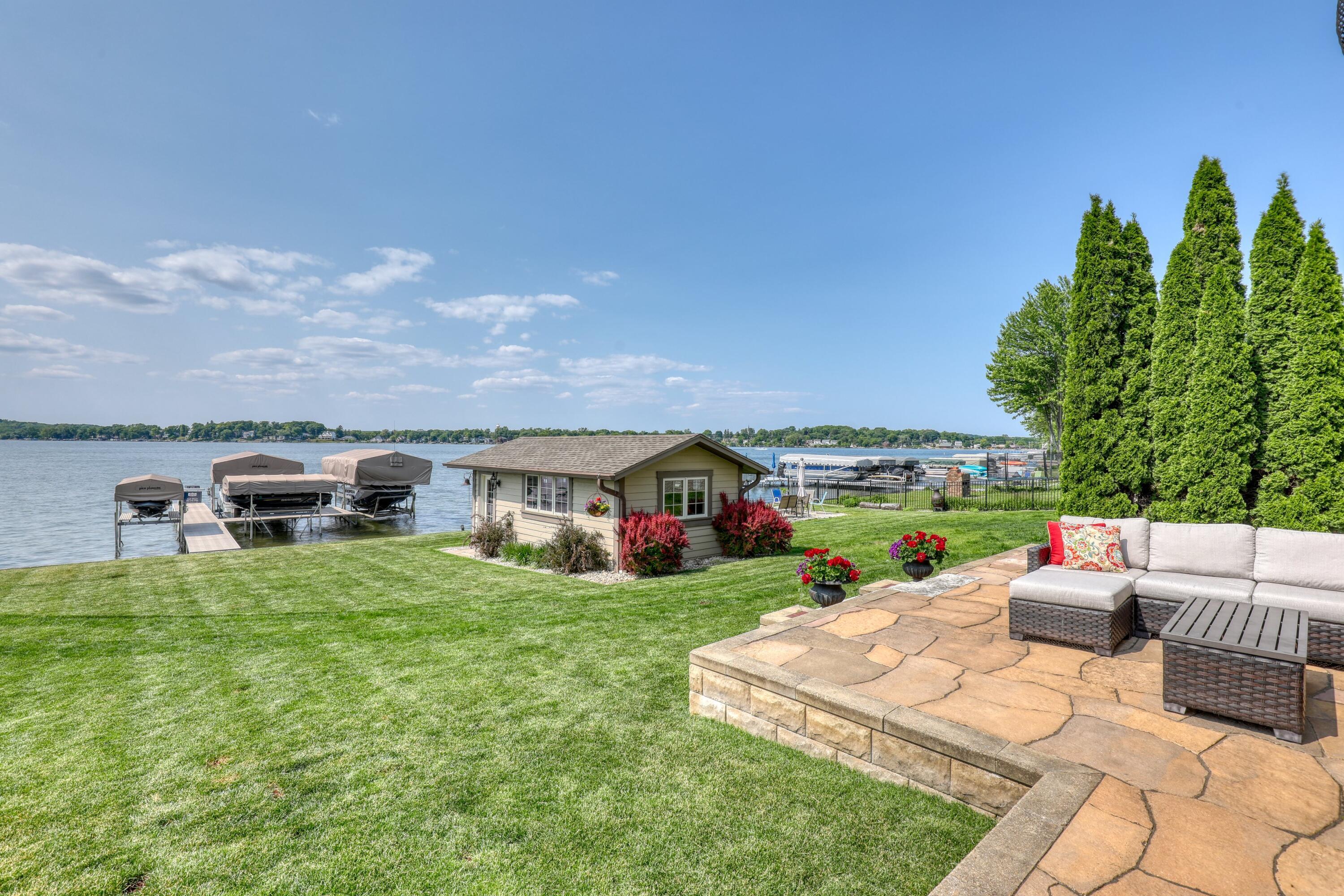 Property Photo:  477 Park Ave  WI 53072 