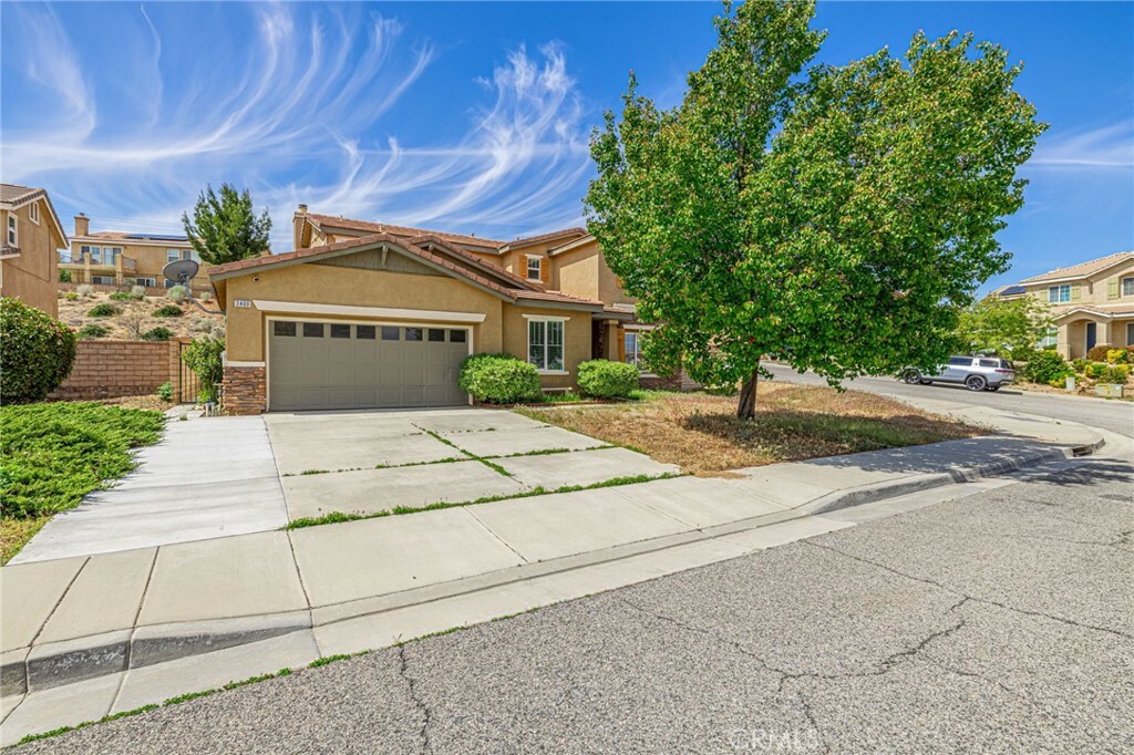 Property Photo:  2400 Allysum Place  CA 93551 