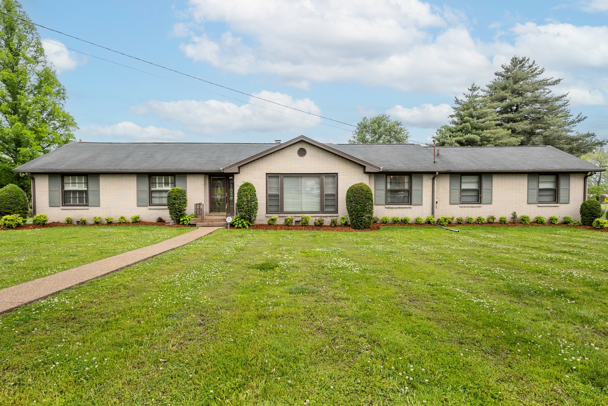 Property Photo: 2501 Meadowood Dr TN 37214