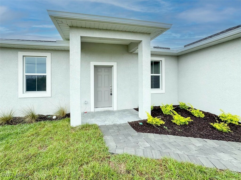 Property Photo: 512 NW 25th Avenue FL 33993