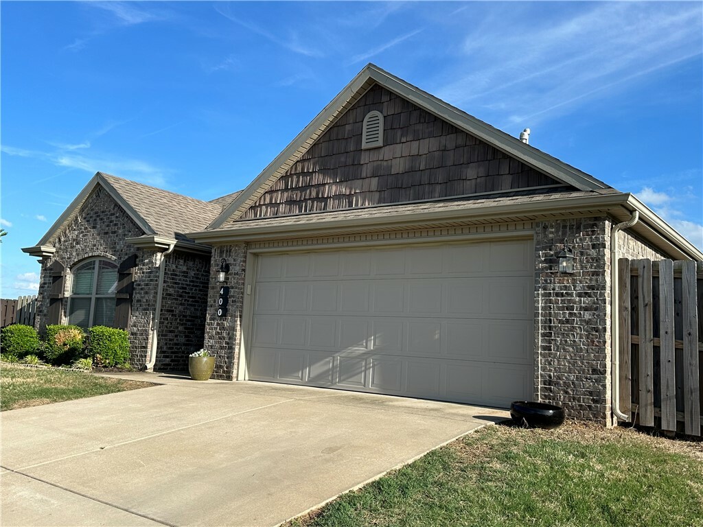 Property Photo: 400 W Broadway Street AR 72758