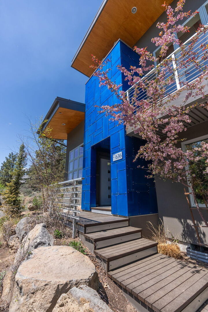 Property Photo:  636 NW Portland Avenue  OR 97703 