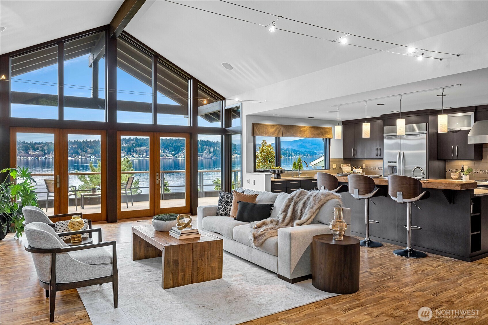 Property Photo: 1402 W Lake Sammamish Parkway SE WA 98008