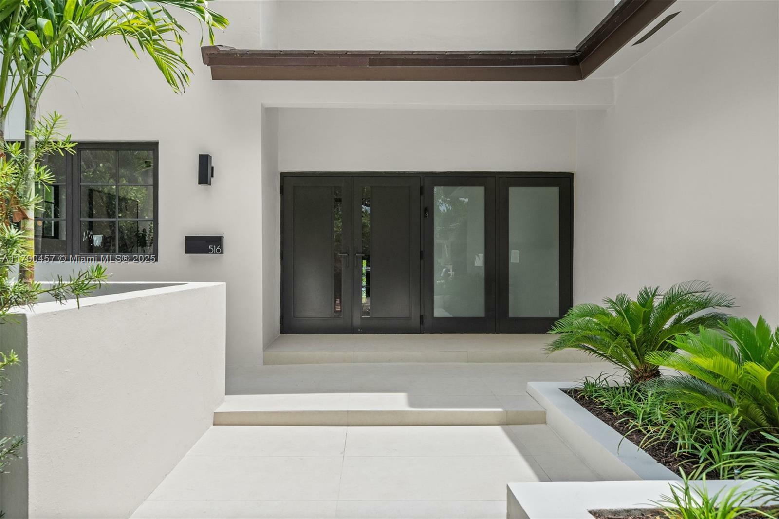 Property Photo: 516 Majorca Ave FL 33134