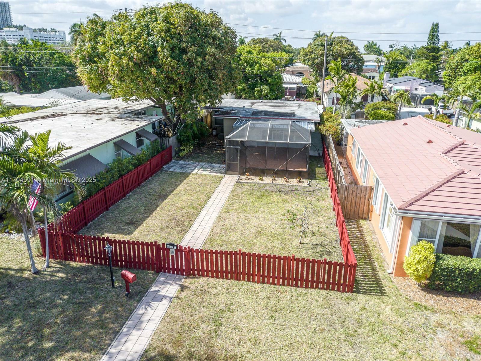 Property Photo: 1527 Jackson St 1 FL 33020