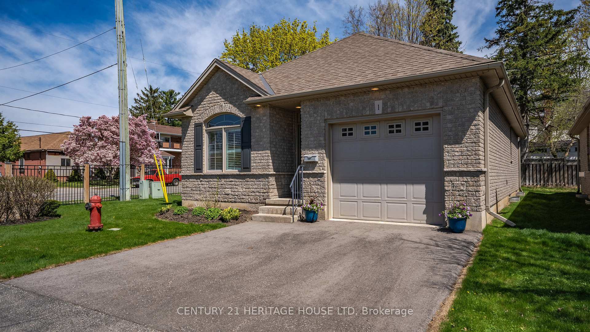 Property Photo: 95 North Park Street 1 ON N3R 4K2