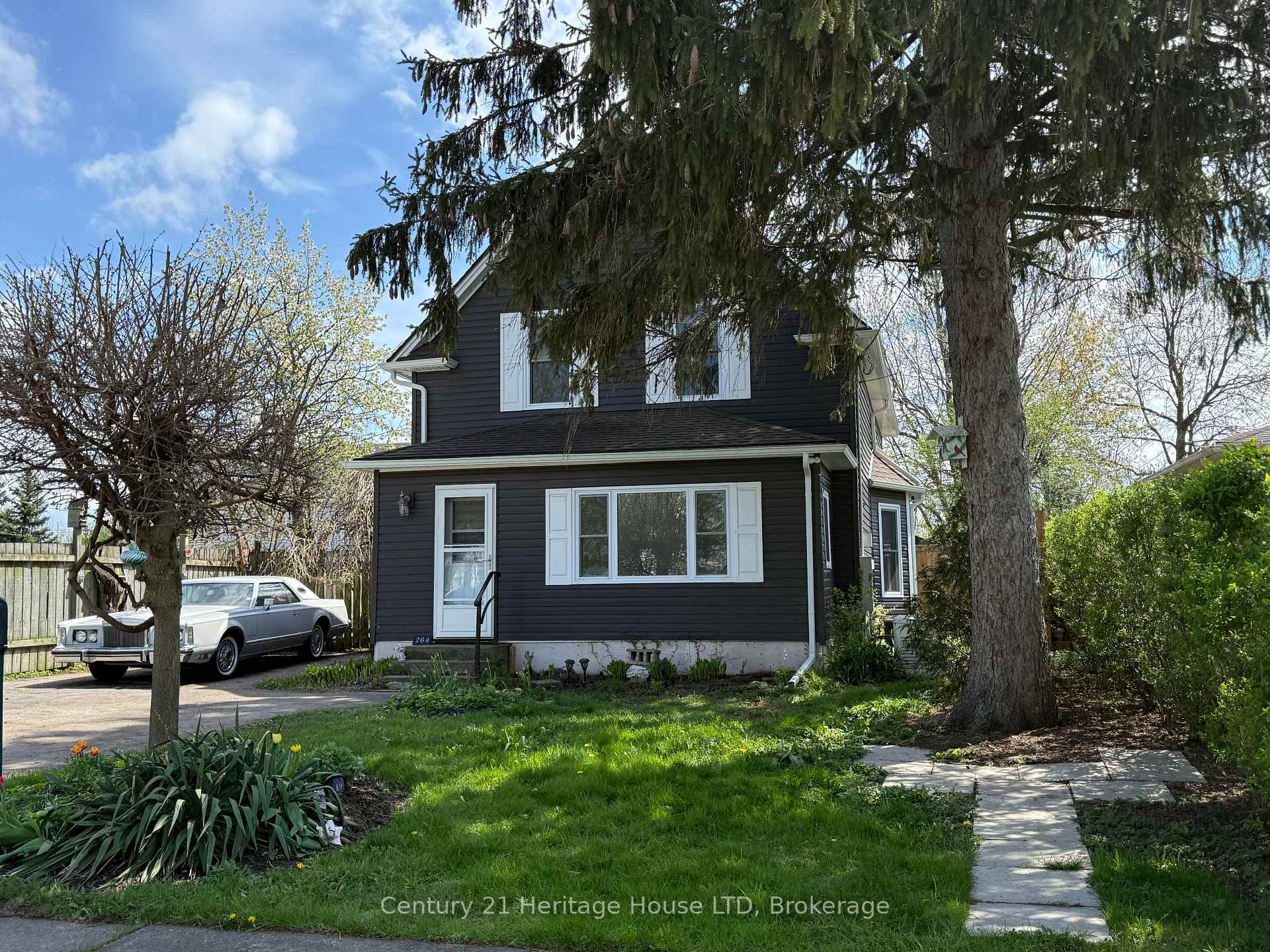 Property Photo: 264 Henrietta Street ON L2A 2K7