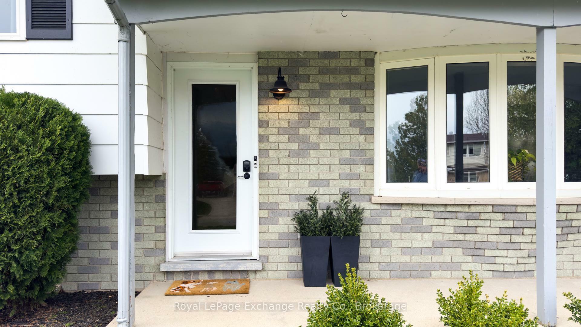Property Photo: 4 Inverlyn Crescent N ON N2Z 1H4
