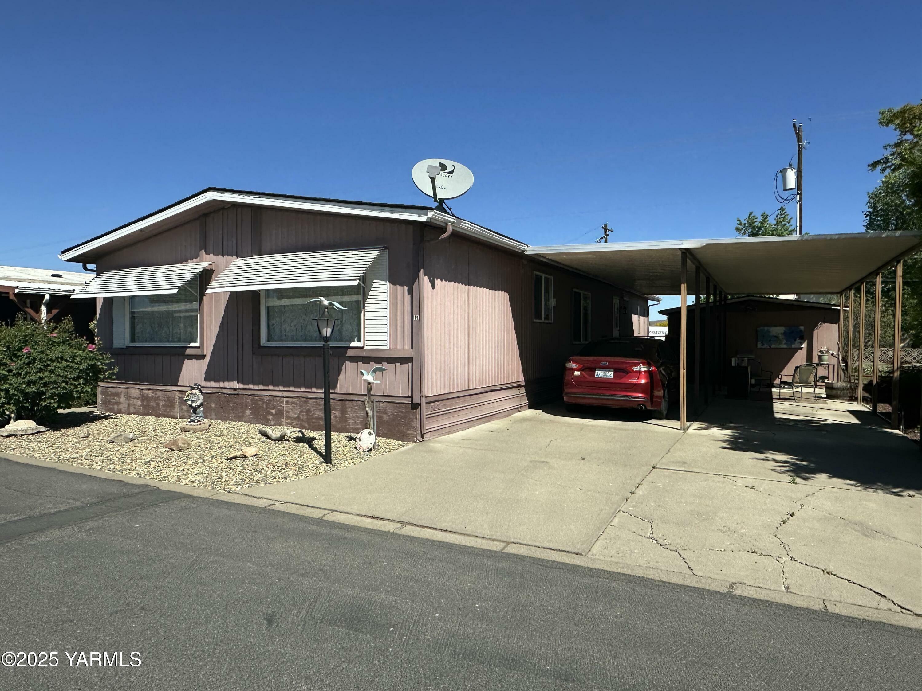 Property Photo: 18 W Washington Ave 11 WA 98903