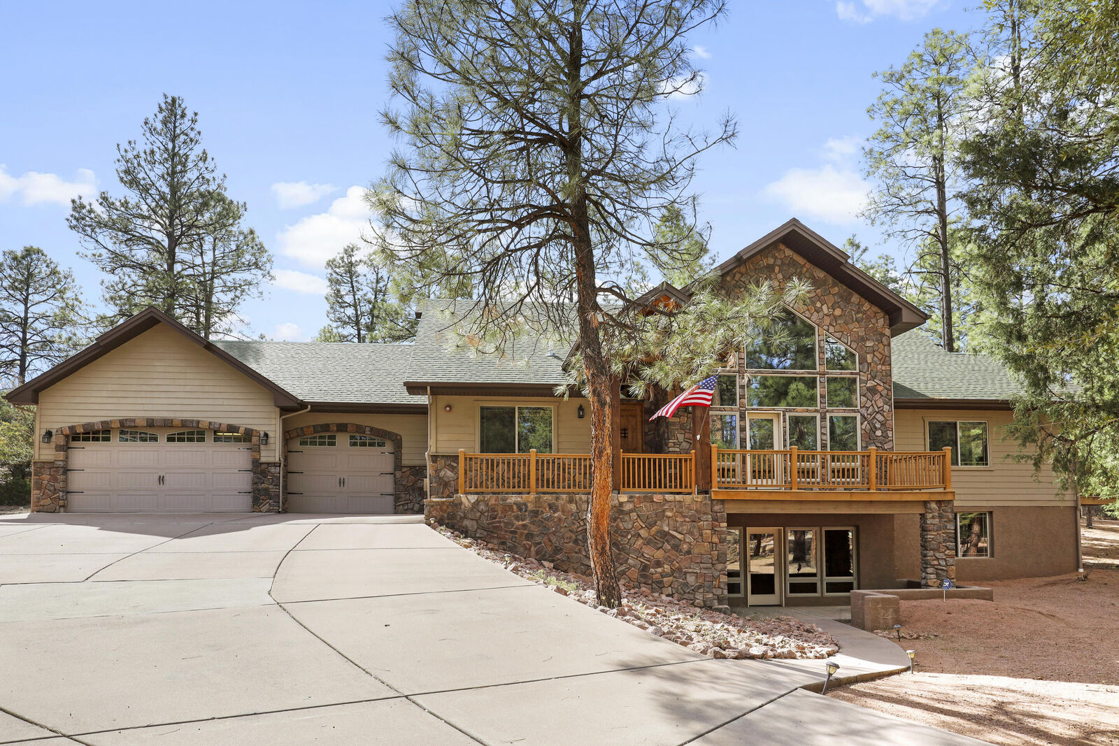 Property Photo: 1085 E Highline Drive AZ 85541