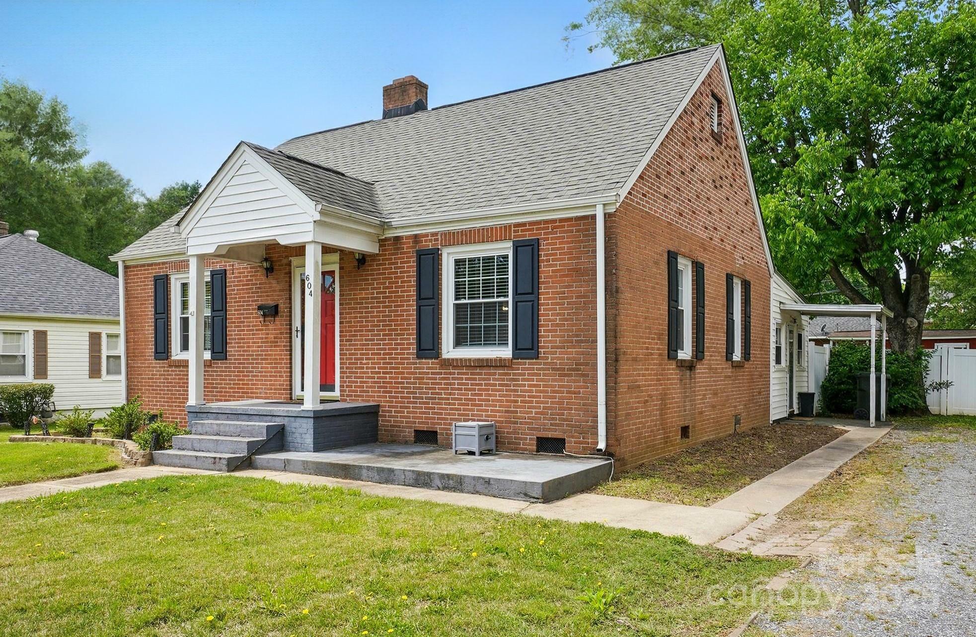Property Photo: 604 Meadowbrook Road NC 28086