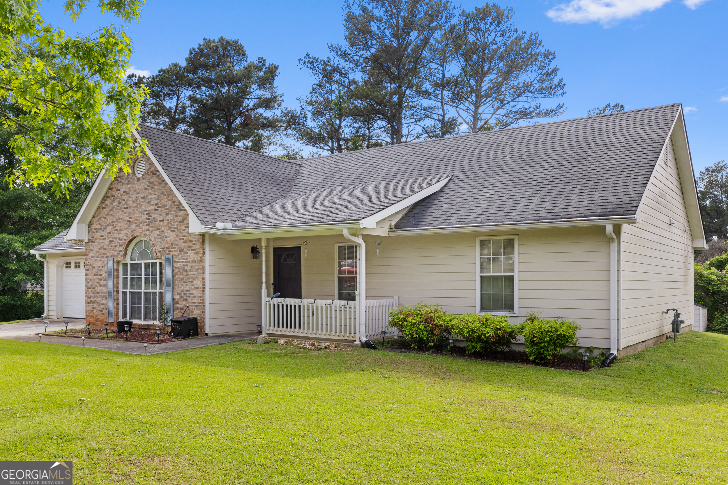 Property Photo: 129 Lakepointe Court GA 30281