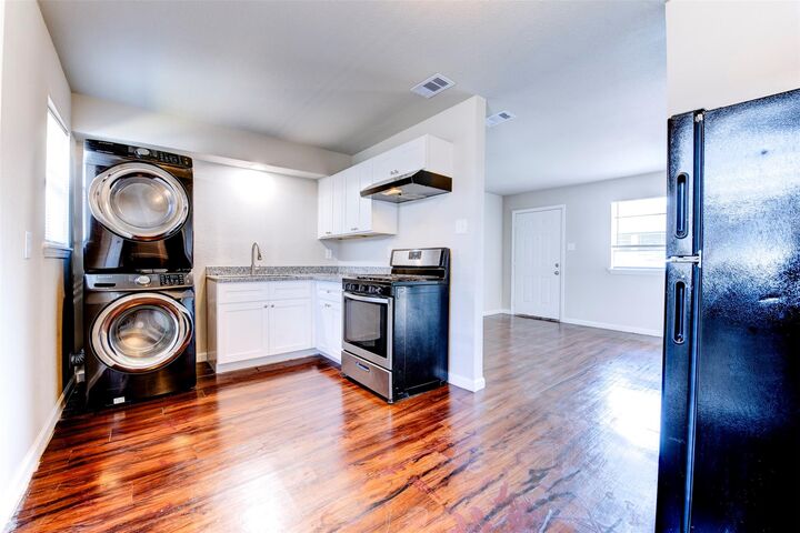5537 Cavalcade Street  Houston TX 77026 photo