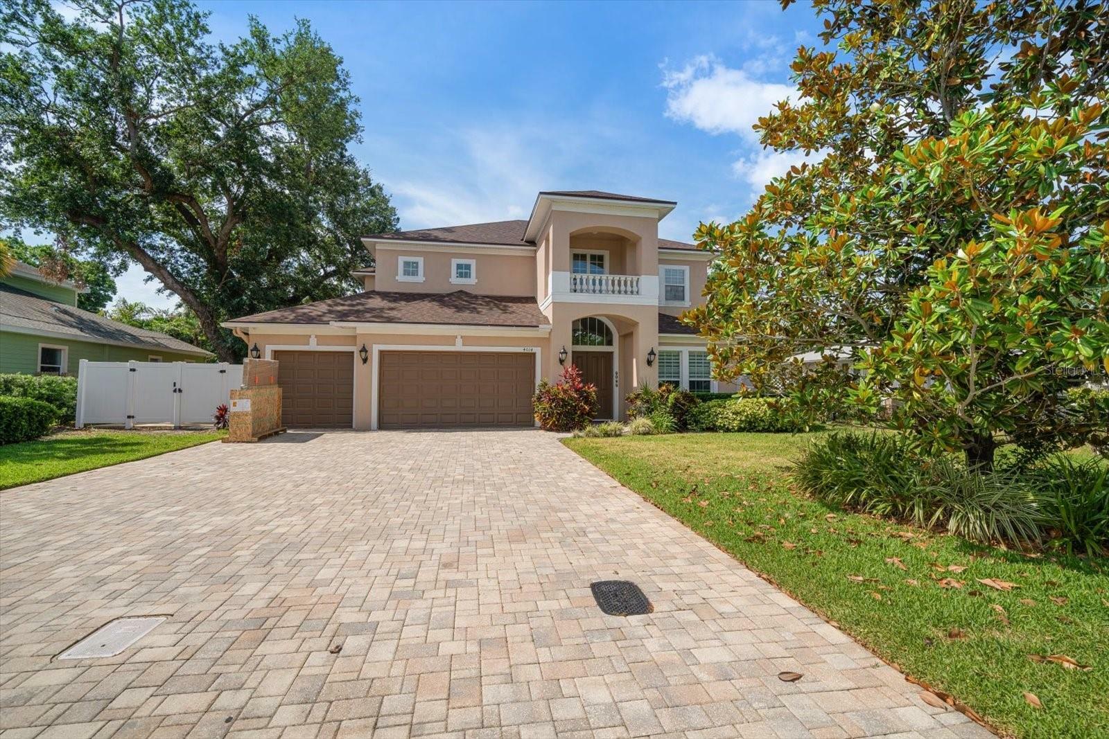 Property Photo: 4014 W Swann Avenue FL 33609