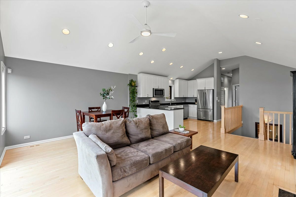 Property Photo: 3233 N Racine Avenue 3 IL 60657