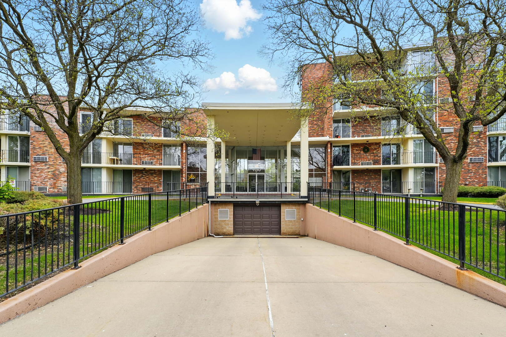 Property Photo: 1150 E Jackson Street 1J IL 60148