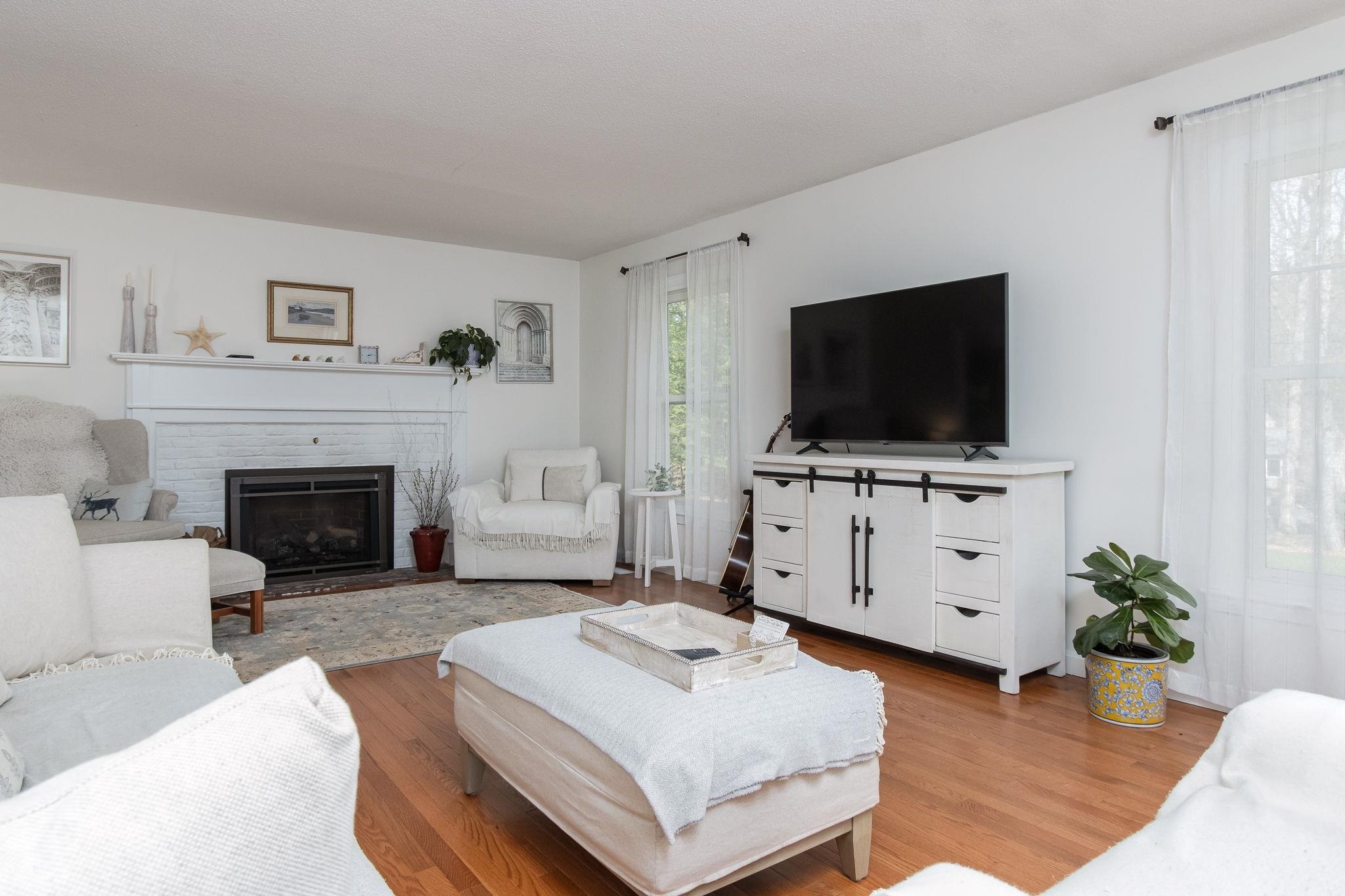 Property Photo: 10 Greenbriar Lane NH 03031