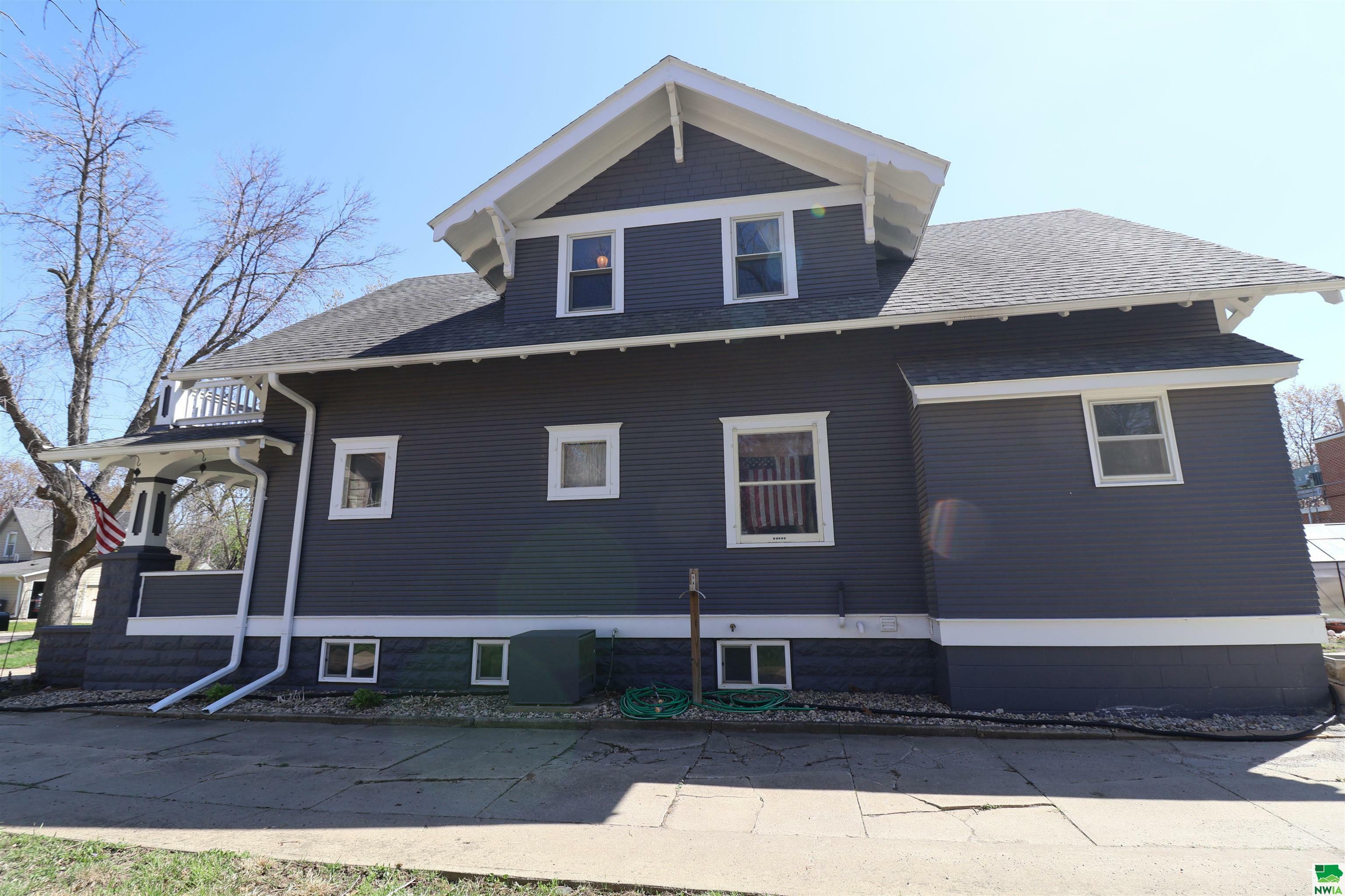 Property Photo: 221 2nd Ave NE IA 51250