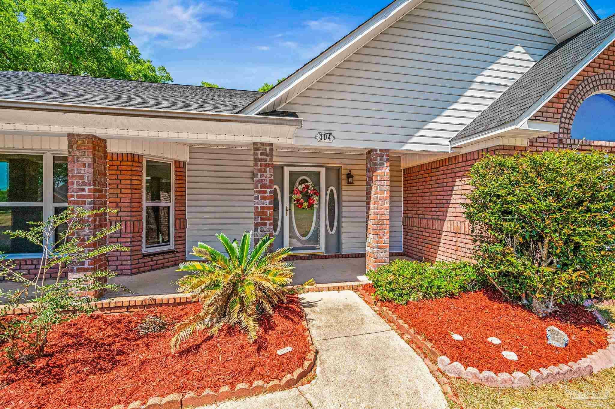 Property Photo: 404 Kilkenny Way FL 32533