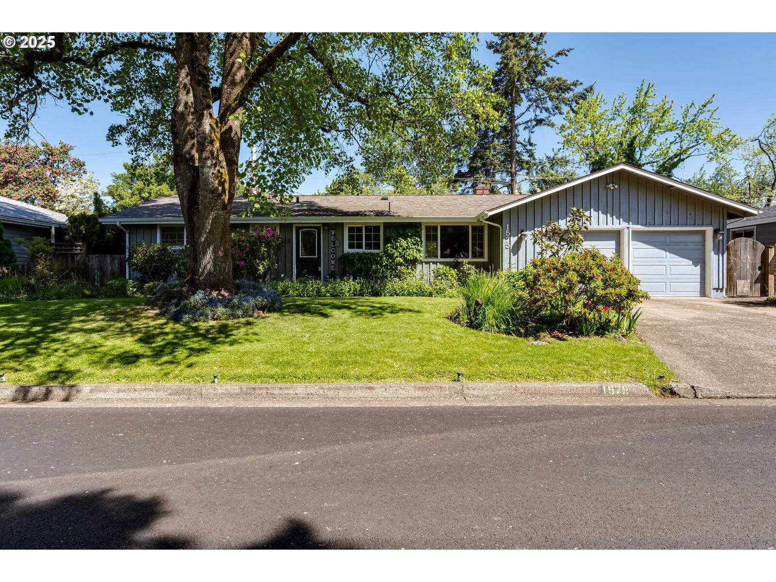 Property Photo: 1575 Monterey Ave OR 97401
